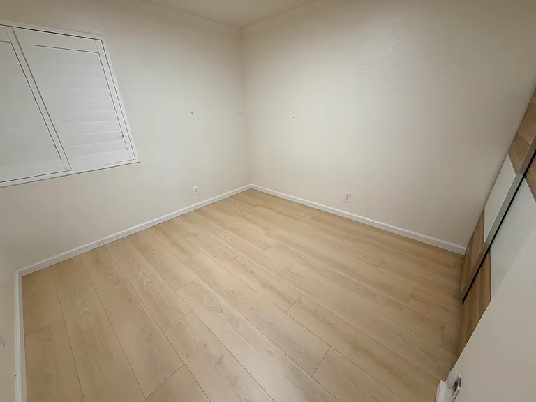 Guest bedroom.