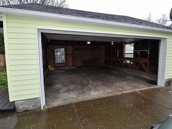 4th image of 226 NE Grant St