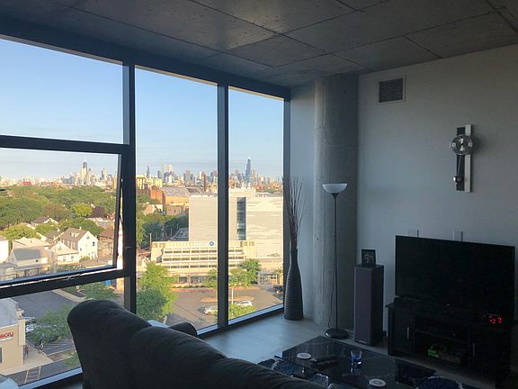 3rd image of 2210 N Washtenaw Ave Unit 806
