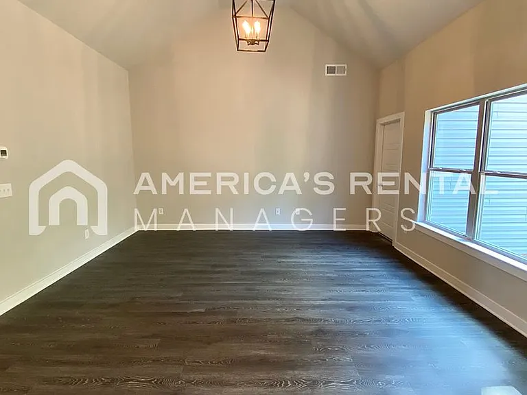 489 Andrew Dr — Photo 4