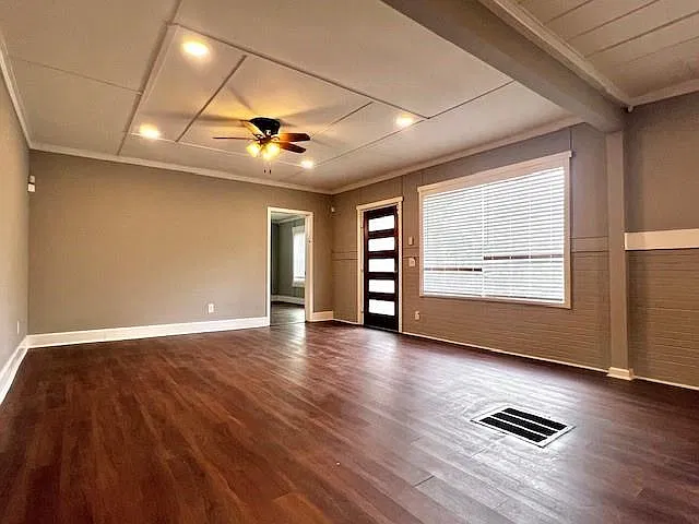 3 bed, 2.0 bath, 2038 sqft, $2,095 — Photo 3