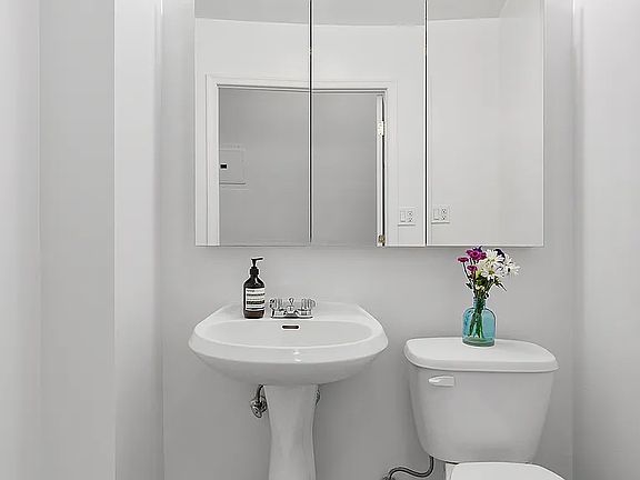 4th image of 60 Court St #2C