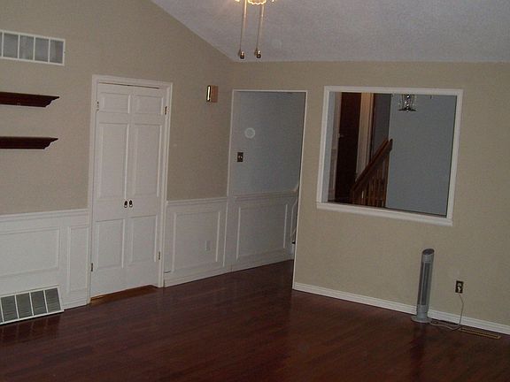 LR/DR w/cherry floor & ceiling fan