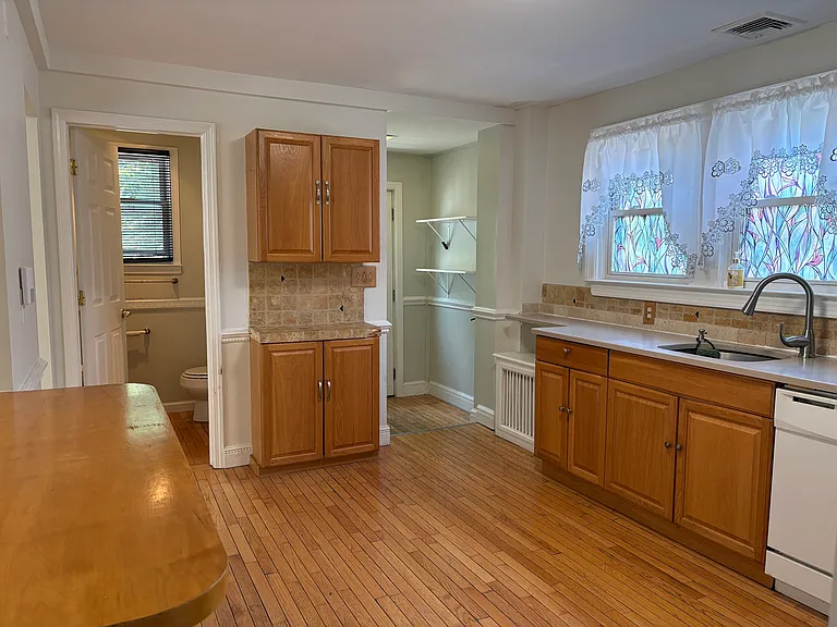 9 Royal Ave — Photo 5