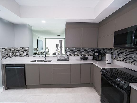 5th image of 3330 NE 190th St APT 1316