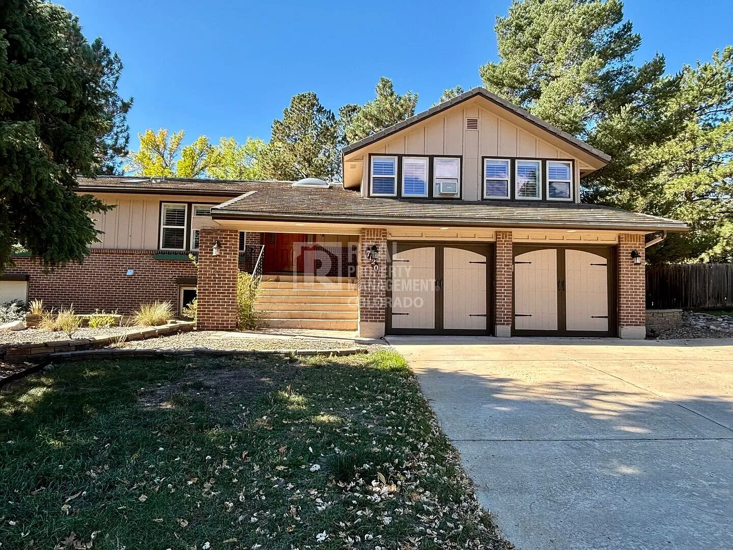 Spacious West-Side Home with 5 Bedrooms, Office & Large Backyard — Photo 3