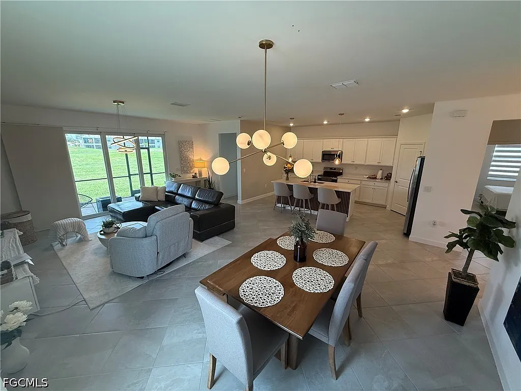 4 bed, 3.0 bath, 2032 sqft, $2,290 — Photo 4