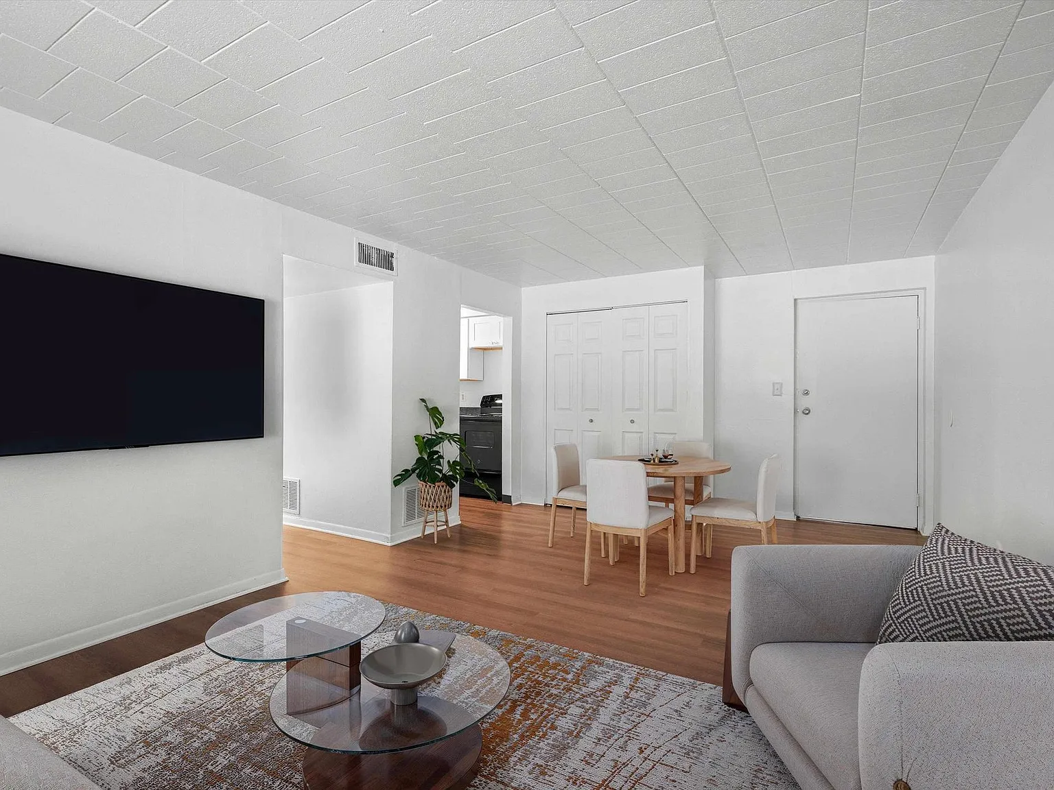 Edgewood Court Apartments — Photo 2
