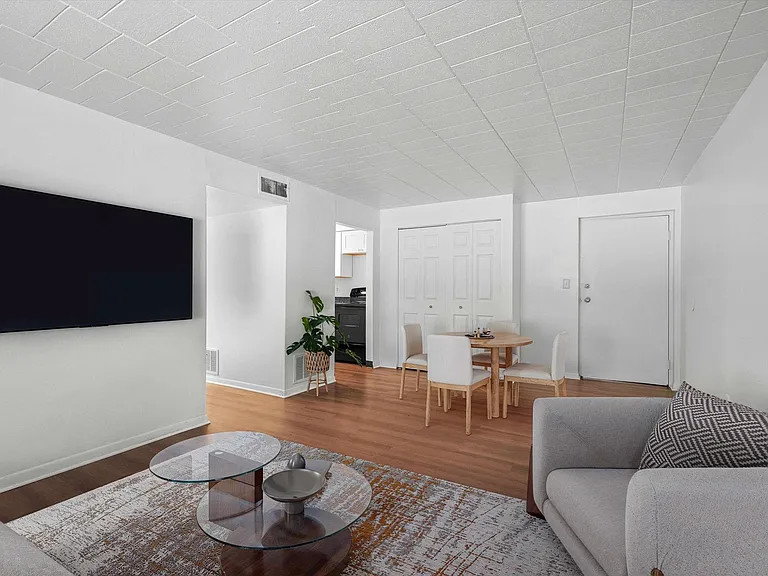 Edgewood Court Apartments — Photo 2