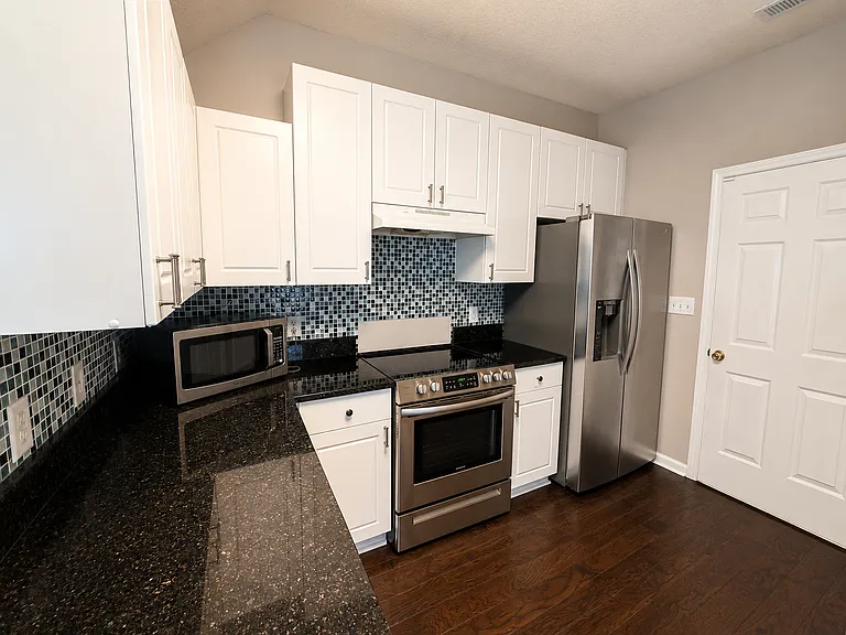 2104 Thornblade Dr — Photo 6