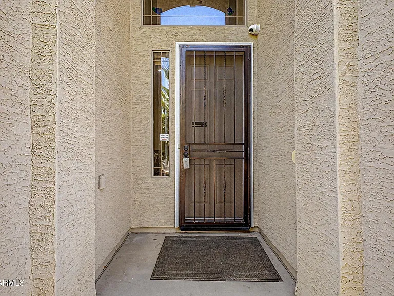 1015 E Irma Ln — Photo 3