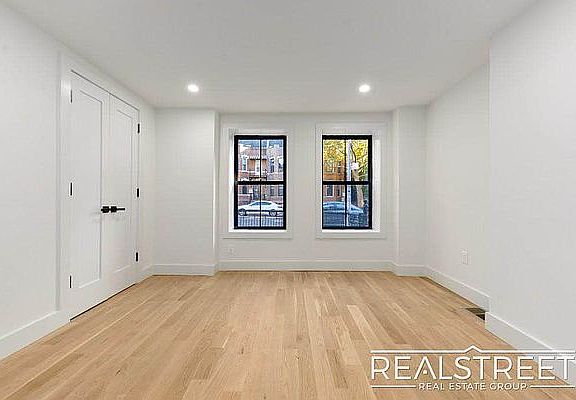 3rd image of 529 Chauncey St