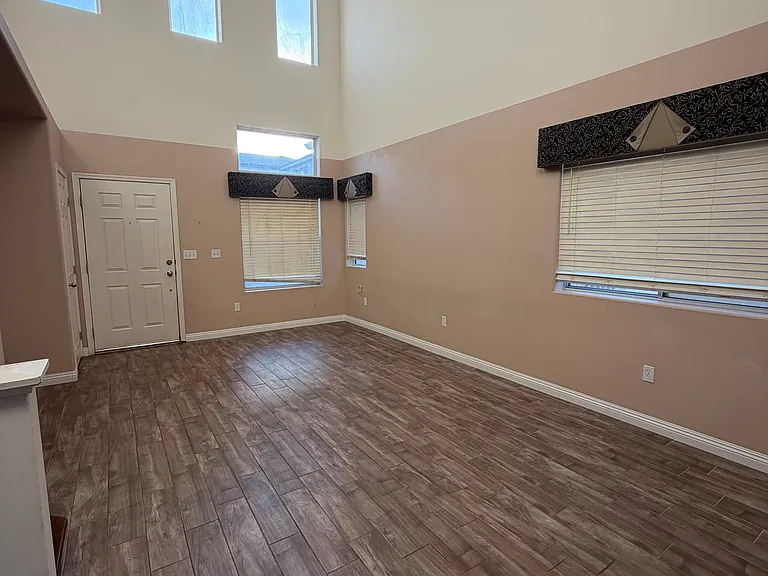 10424 Chandra Ave — Photo 4