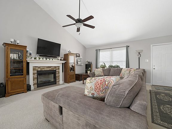 4th image of 2704 W Palisades Pkwy