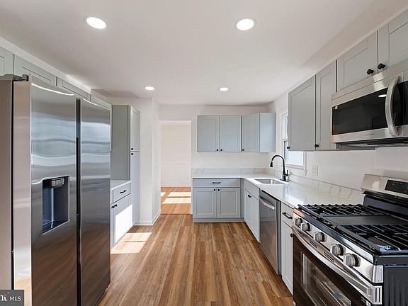 5th image of 325 E Roosevelt Ave