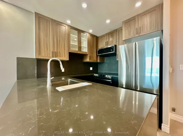 8 Park Rd, Toronto, ON