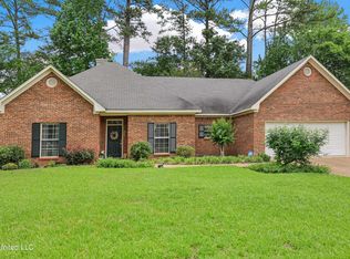 323 Pinewood Ln, Ridgeland, MS 39157