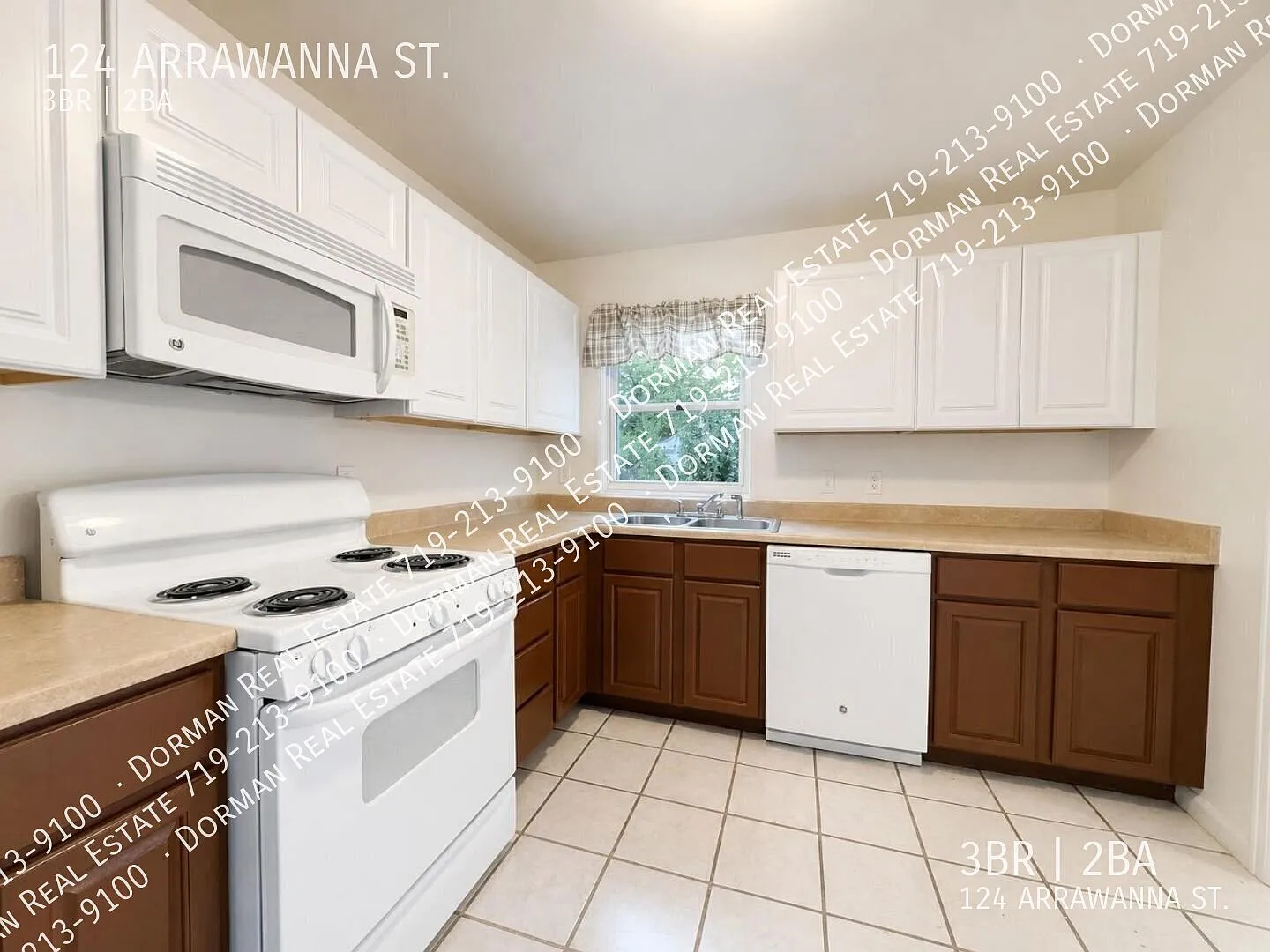 Bright & Spacious 3 Bedroom TriLevel — Photo 3