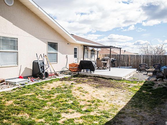 2nd image of 835 Lonnie Ln