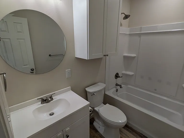 924 E Walnut St — Photo 8