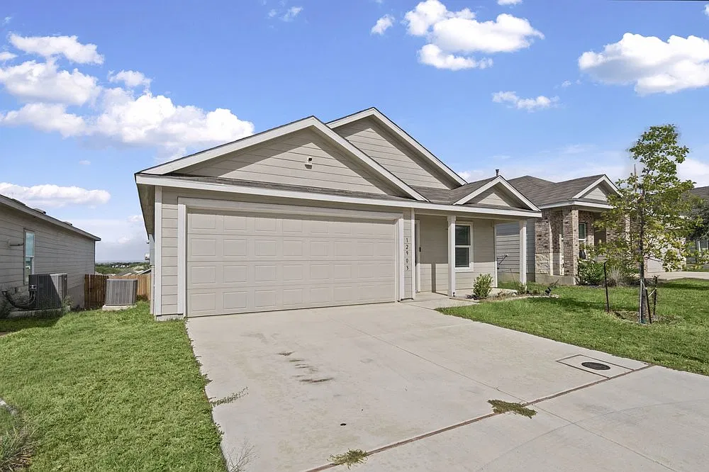 Spacious 4-Bed Home with Fenced Yard and Garage in St. Hedwig Modern Comforts, Great Value! — Photo 2