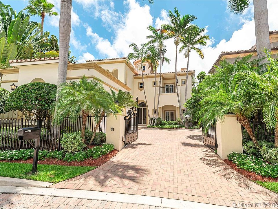 Grand driveway & private gate to your estate home!