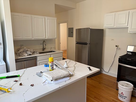 2nd image of 1434 N Greenview Ave #3F