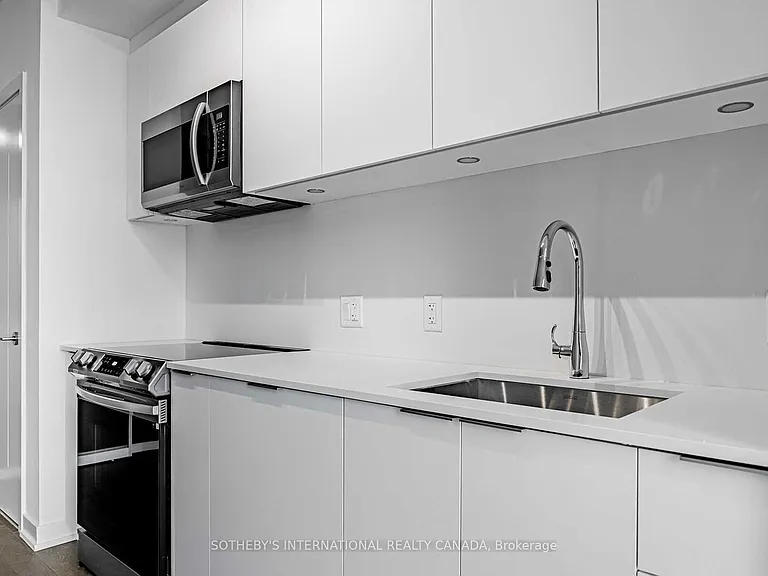 357 King St W #806 — Photo 4