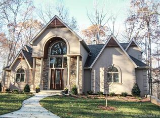 418 Raintree Dr, Matthews, NC 28104