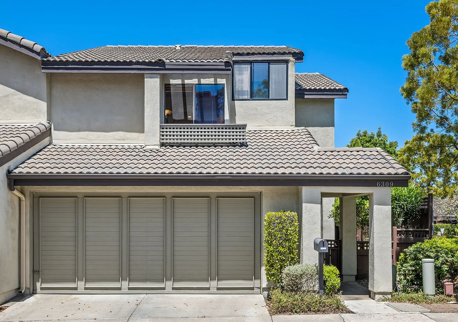 Spacious townhouse with private yard and garage. Near USD and Fashion Valley — Photo 2