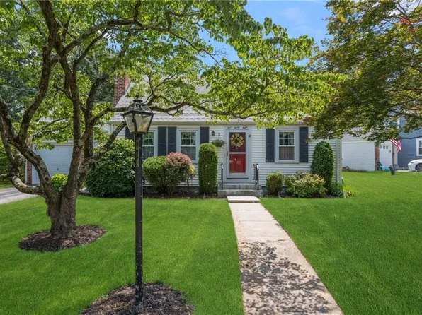 138 Massasoit Dr, Warwick, RI 02888