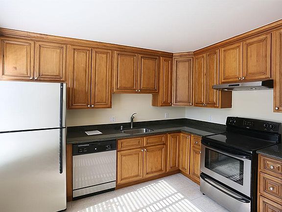 2nd image of 158 Duncan St #6