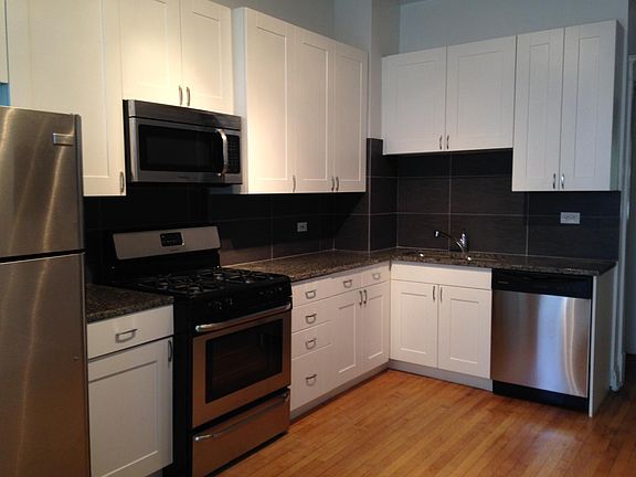 3rd image of 924 N Winchester Ave APT 2R