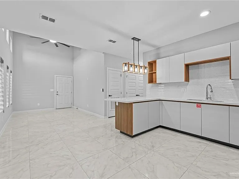 901 W 8th St #3 — Photo 6