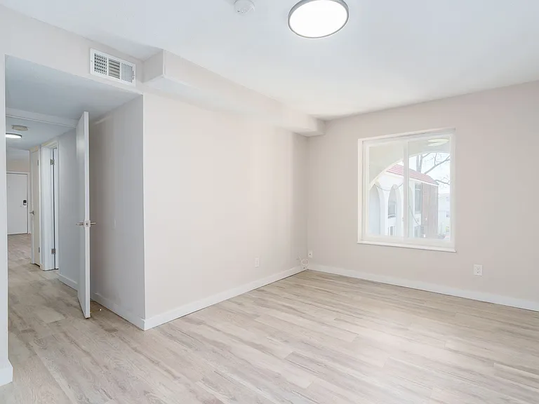 The Oaks Apartments — Photo 20
