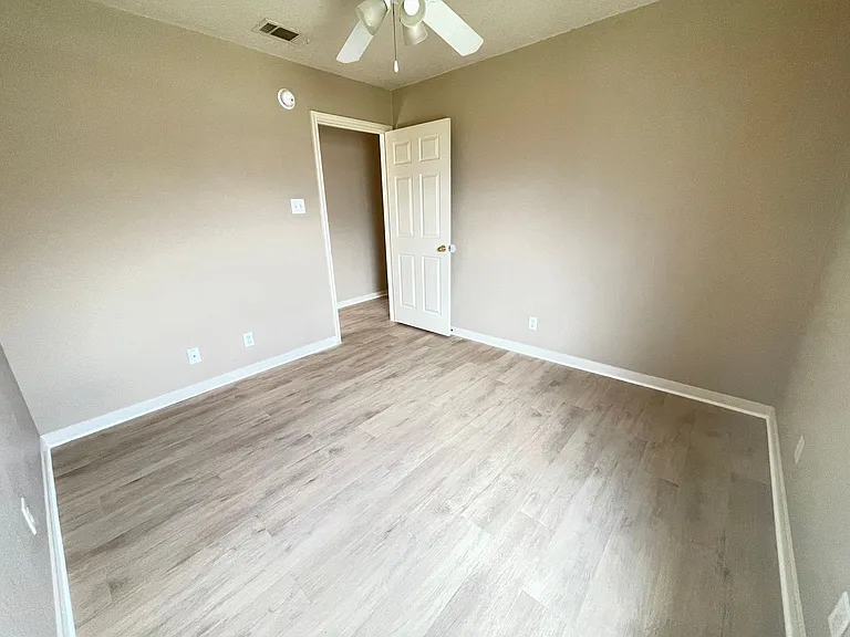 4704 John David Dr — Photo 10