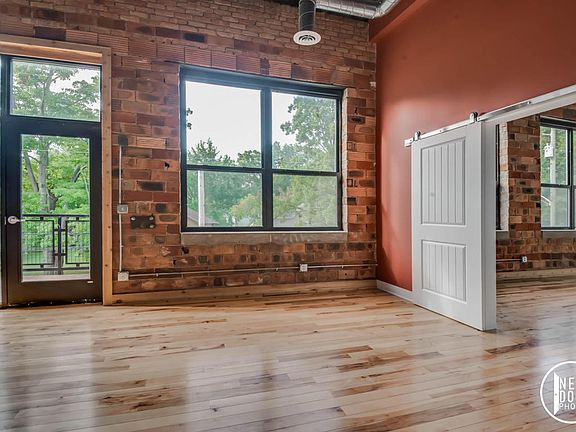 3rd image of 525 Superior St #200