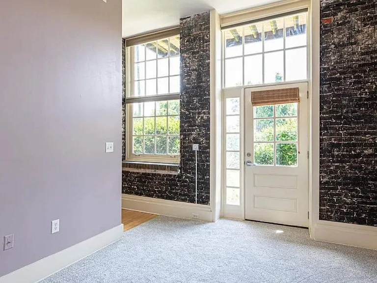 140 E Glenwood Ave #113 — Photo 3