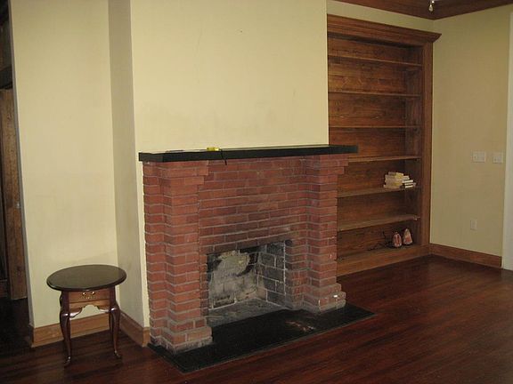 4th image of 206 E College St