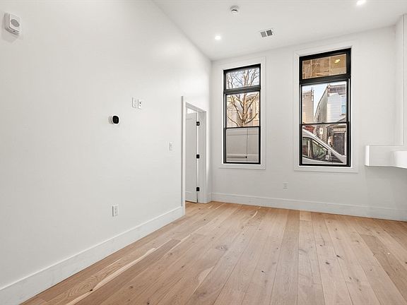 4th image of 47 Condor St #101