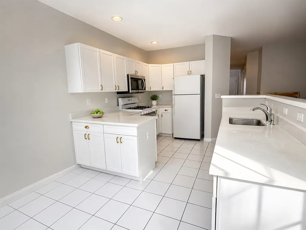 3 bed, 2.5 bath, 1194 sqft, $3,500 — Photo 2