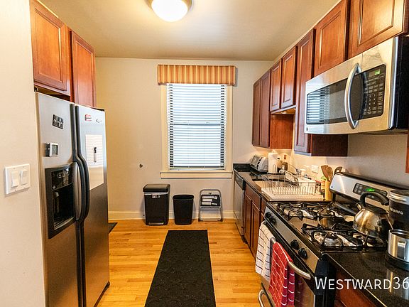 3rd image of 907 W Cornelia Ave APT 1N