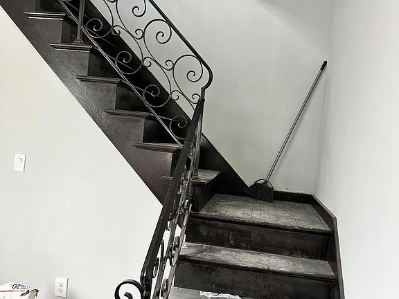 5th image of 639 W Centre St