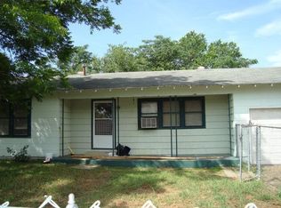 1427 N College St, Gonzales, TX 78629