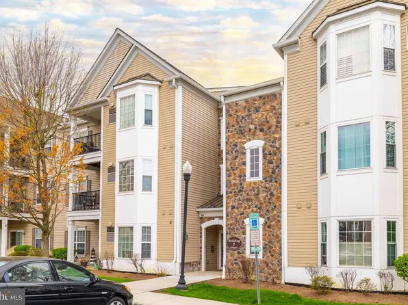 714 Creekside Dr, Brookhaven, PA 19015