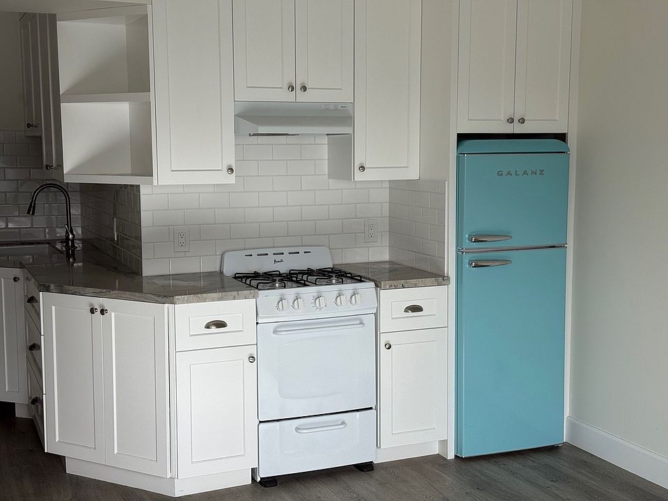 Designer finishes: shaker cabinets, farmhouse sink, subway tile backsplash