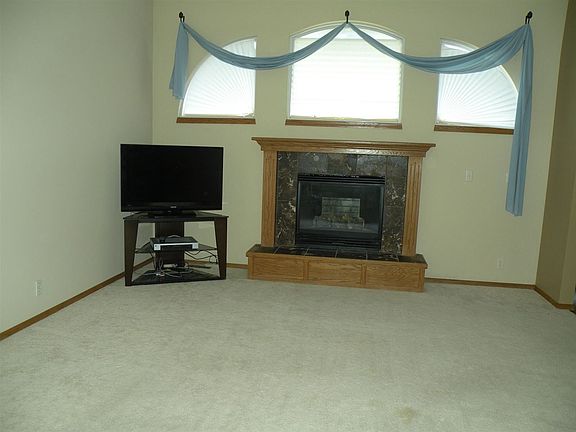 3rd image of 618 N Worthington Pl