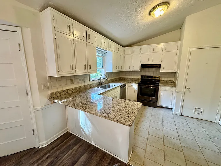 3355 Poplar Dr — Photo 5
