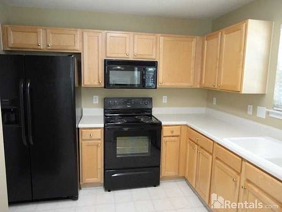 4th image of 8 Esterbrook Ct