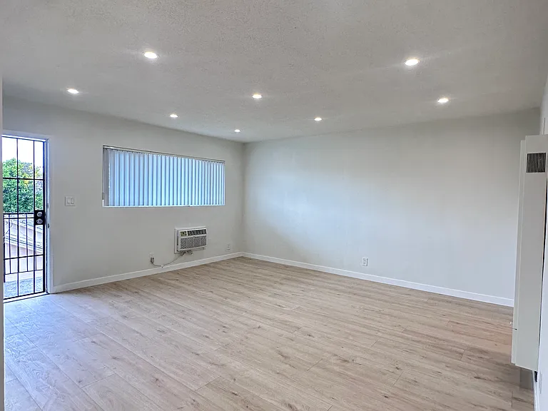 918 E Acacia Ave #K — Photo 15